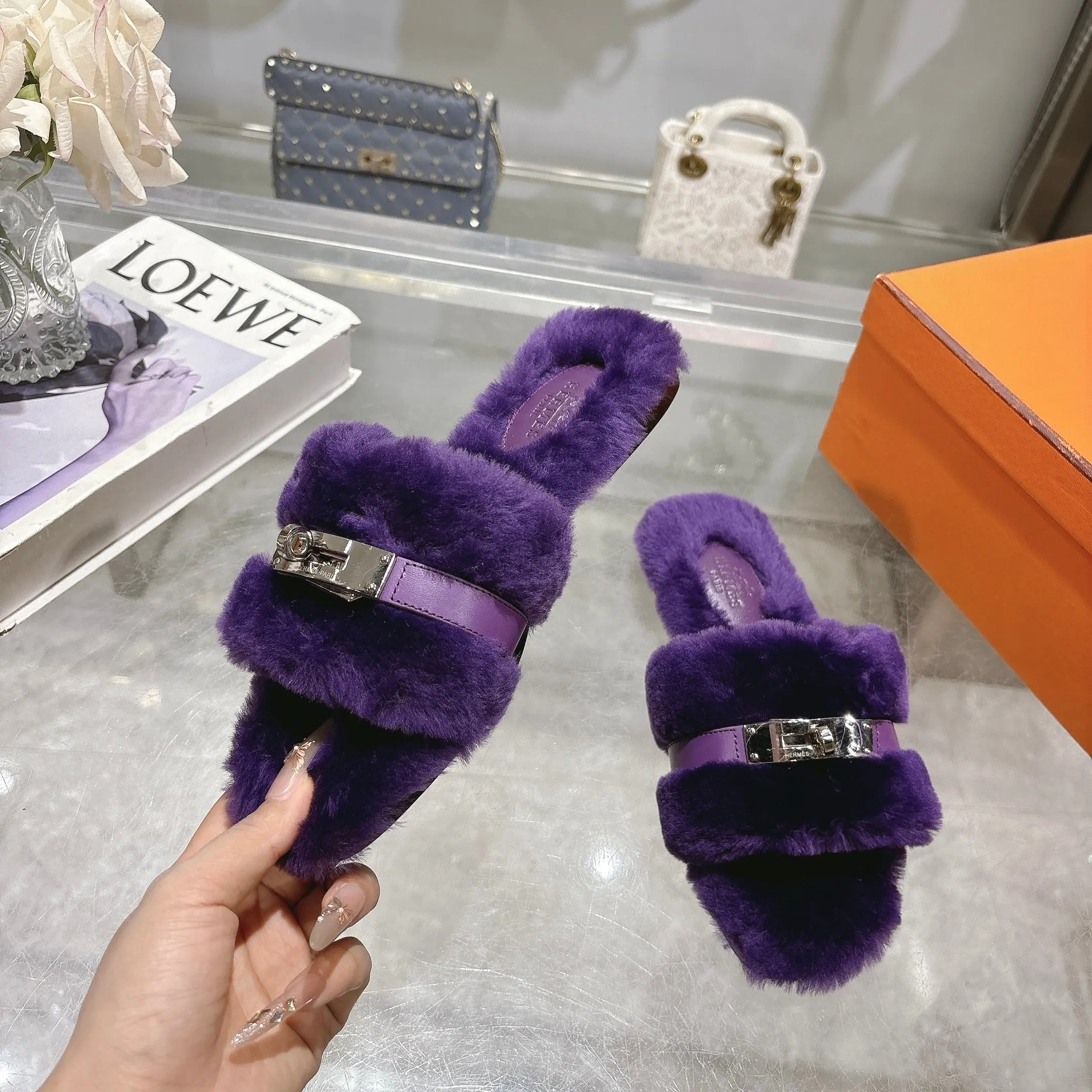 👟👟Ex-factory price 500👟👟 Purchasing agent level Hermes Hermès second uncle hair slippers are in stock all year round. 2025 new and new colors official website, Xiaohongshu synchronizes the latest color matching Hermès hot models are hot online, upgraded workmanship, high quality! Fashionable small wool H-trailers, autumn and winter style flat-soled wool mop, can be customized without standard, non-refundable and non-exchangeable. Fabric: Imported lamb's roll real wool. Lining: Imported lamb's roll real wool. Outsole: Genuine leather outsole. Size: 35-43, [Note: 41, 42, 43 customized]